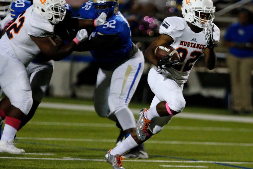 Sachse running back Matthew Carter (22) cuts through the Lakeview defense, past DT Trey...