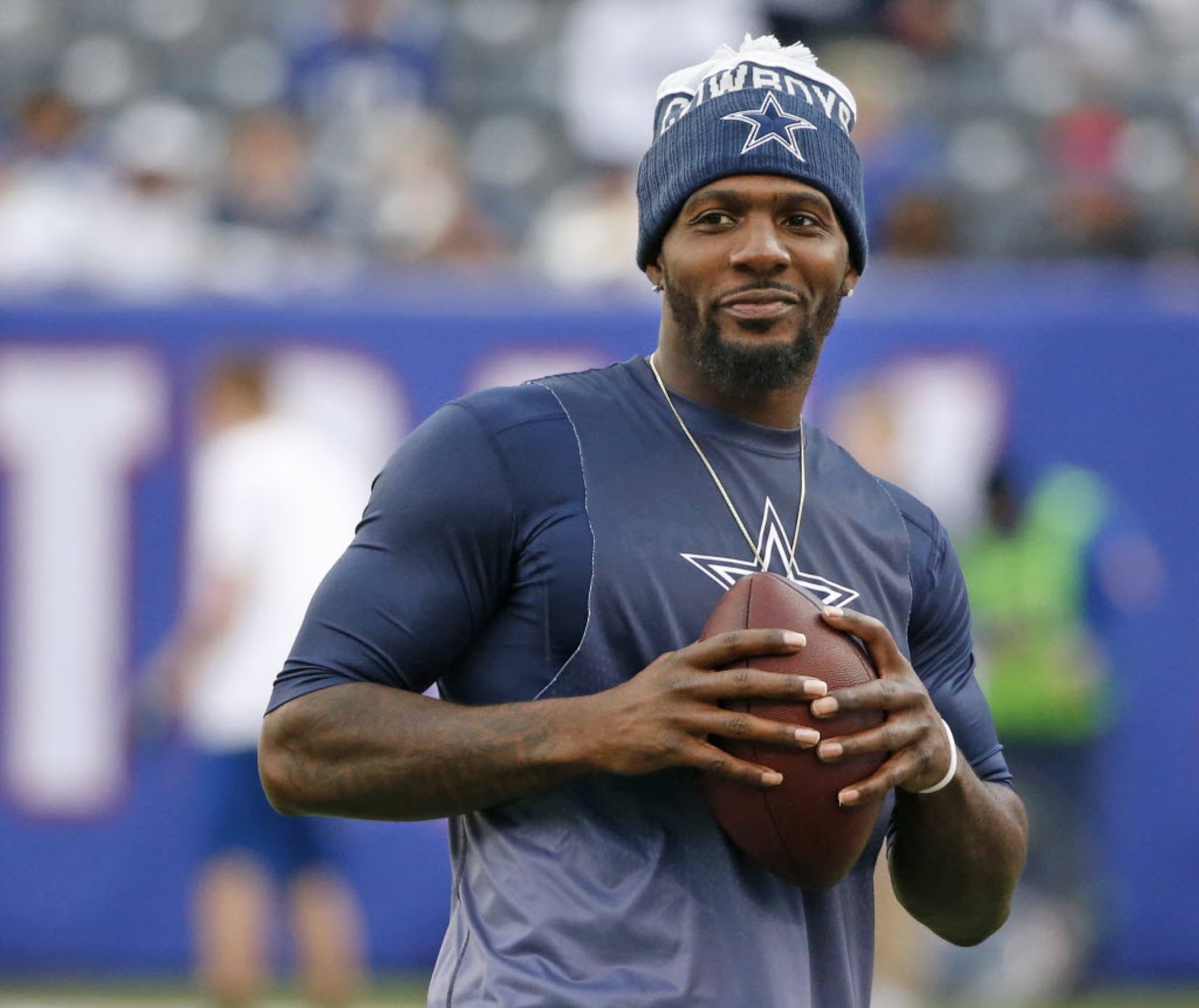 Dallas Cowboys wide receiver Dez Bryant (88) warms up before an NFL  football game against the Kansas City Chiefs, Sunday, Nov. 5, 2017, in  Arlington, Texas. (AP Photo/Brandon Wade Stock Photo - Alamy