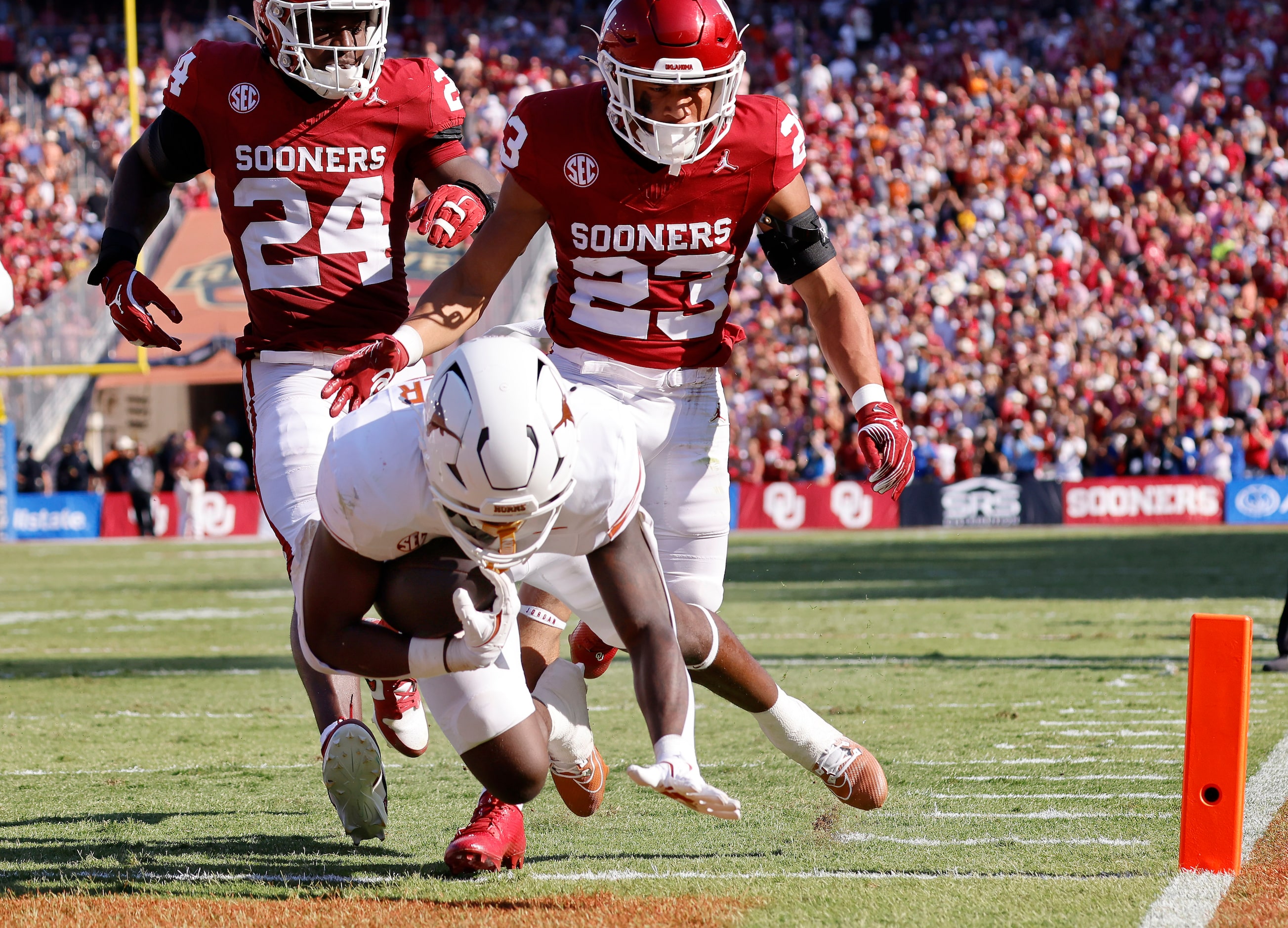 Texas Longhorns running back Quintrevion Wisner (26) dives across the goal line for a second...