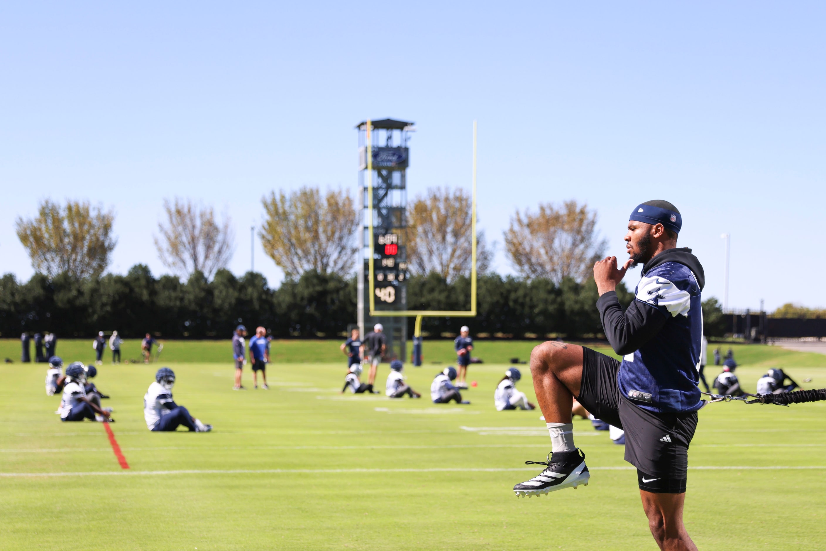 Dallas Cowboys linebacker Micah Parsons warms up during a team practice on Wednesday, Nov....