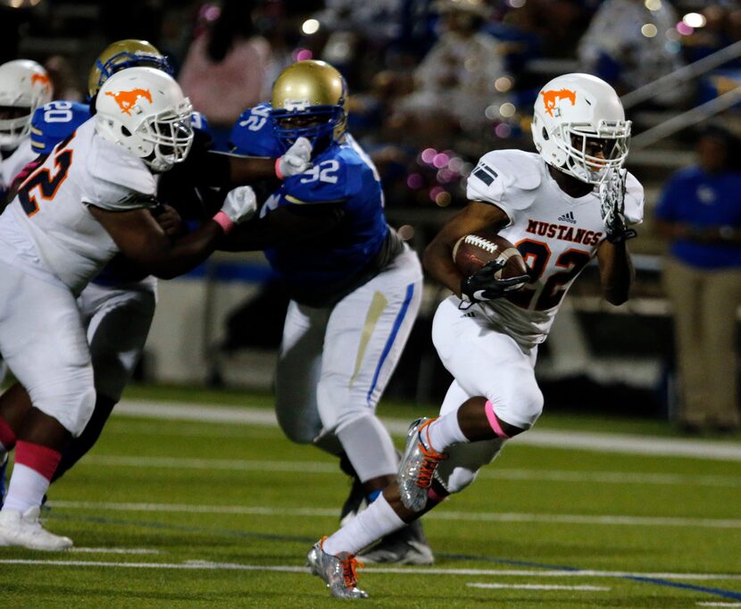 Sachse running back Matthew Carter (22) cuts through the Lakeview defense, past DT Trey...