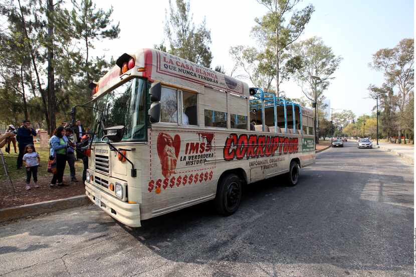 El “Corruptour”, un autobús que lleva a personas a los sitios en México que se destacan por...