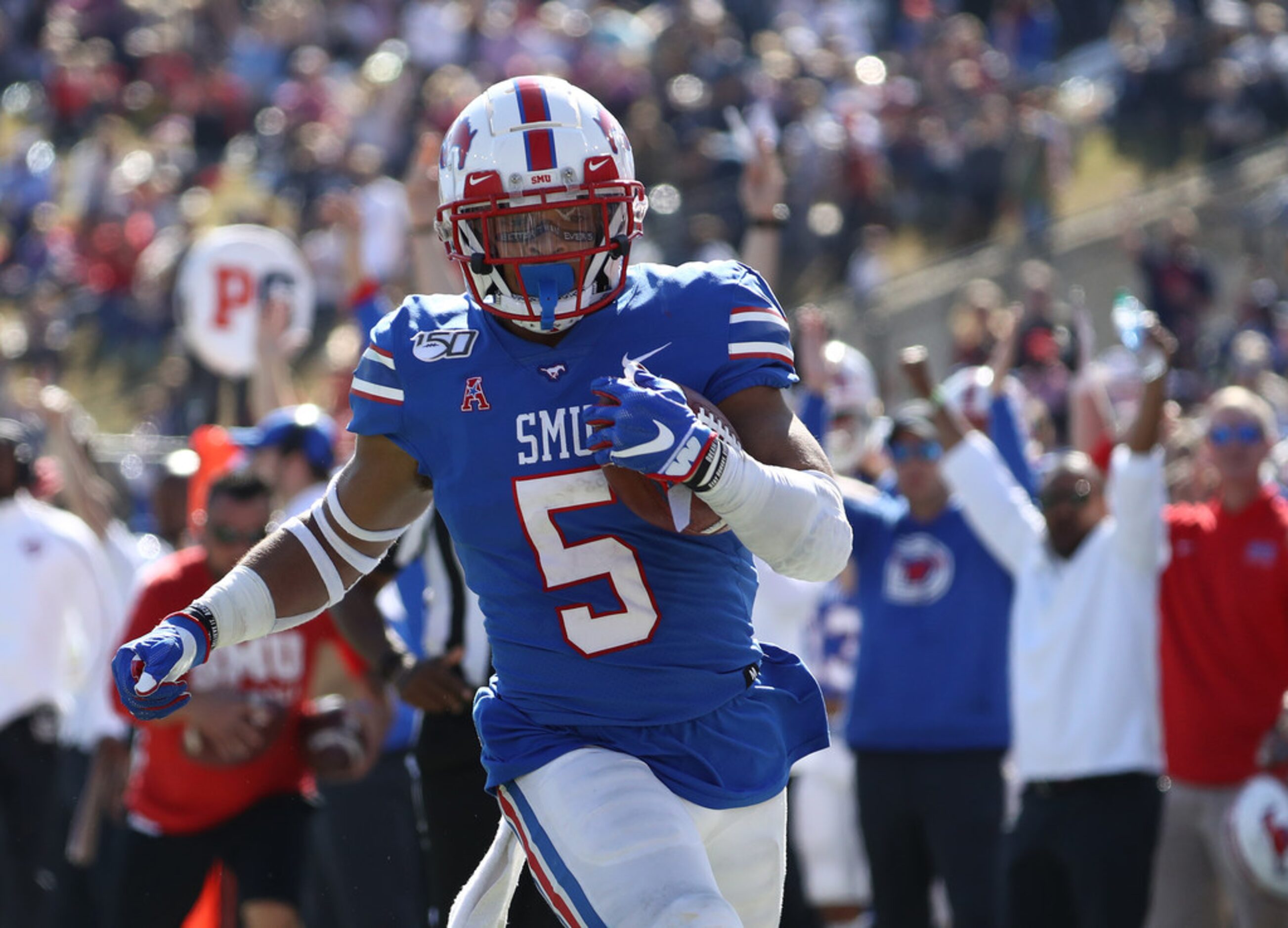 DALLAS, TEXAS - NOVEMBER 09:  Xavier Jones #5 of the Southern Methodist Mustangs runs for a...