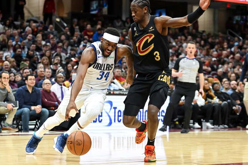 Dallas Mavericks guard Kemba Walker (34) drives against Cleveland Cavaliers guard Caris...
