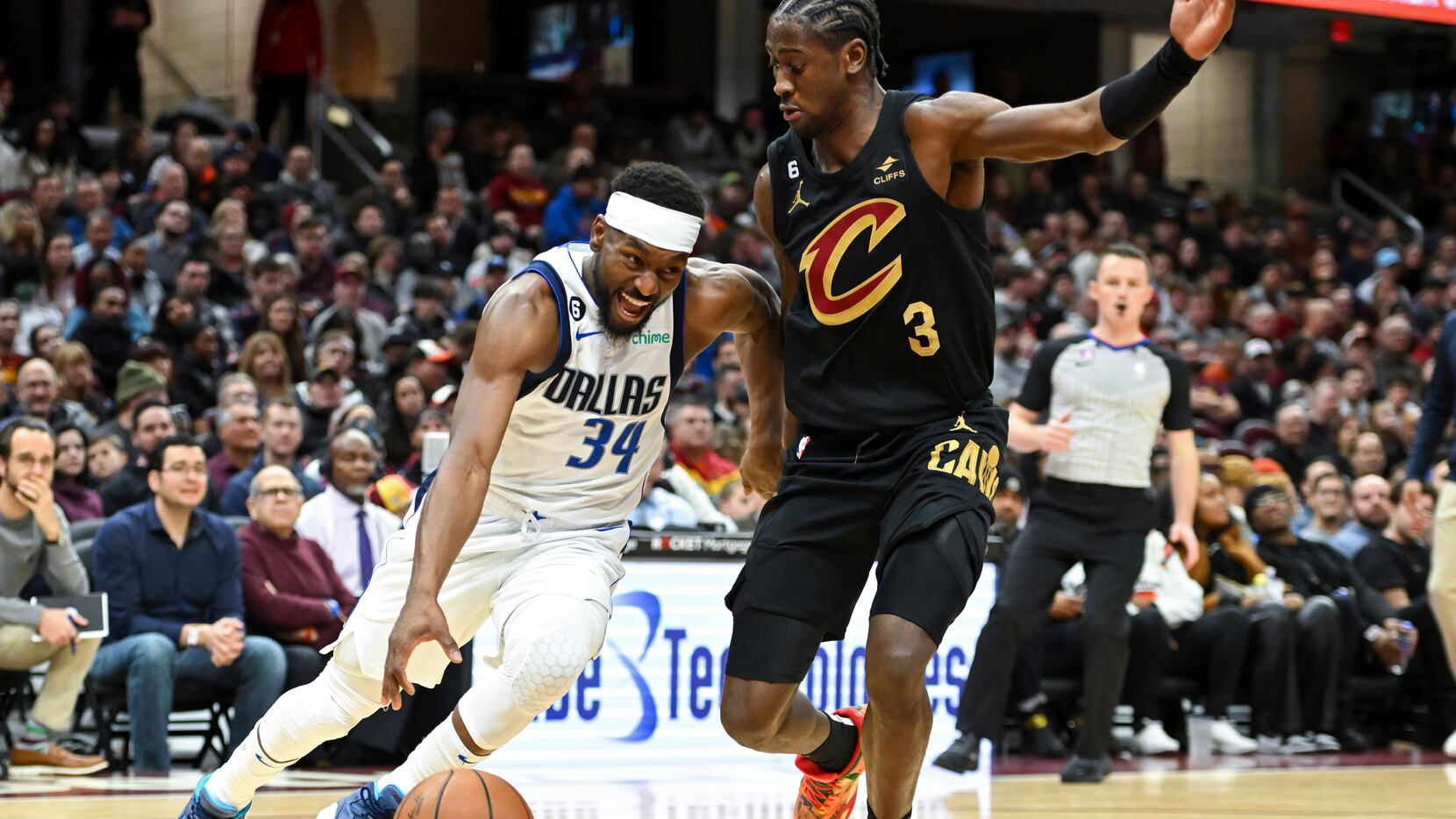 Dallas Mavericks guard Kemba Walker (34) drives against Cleveland Cavaliers guard Caris...