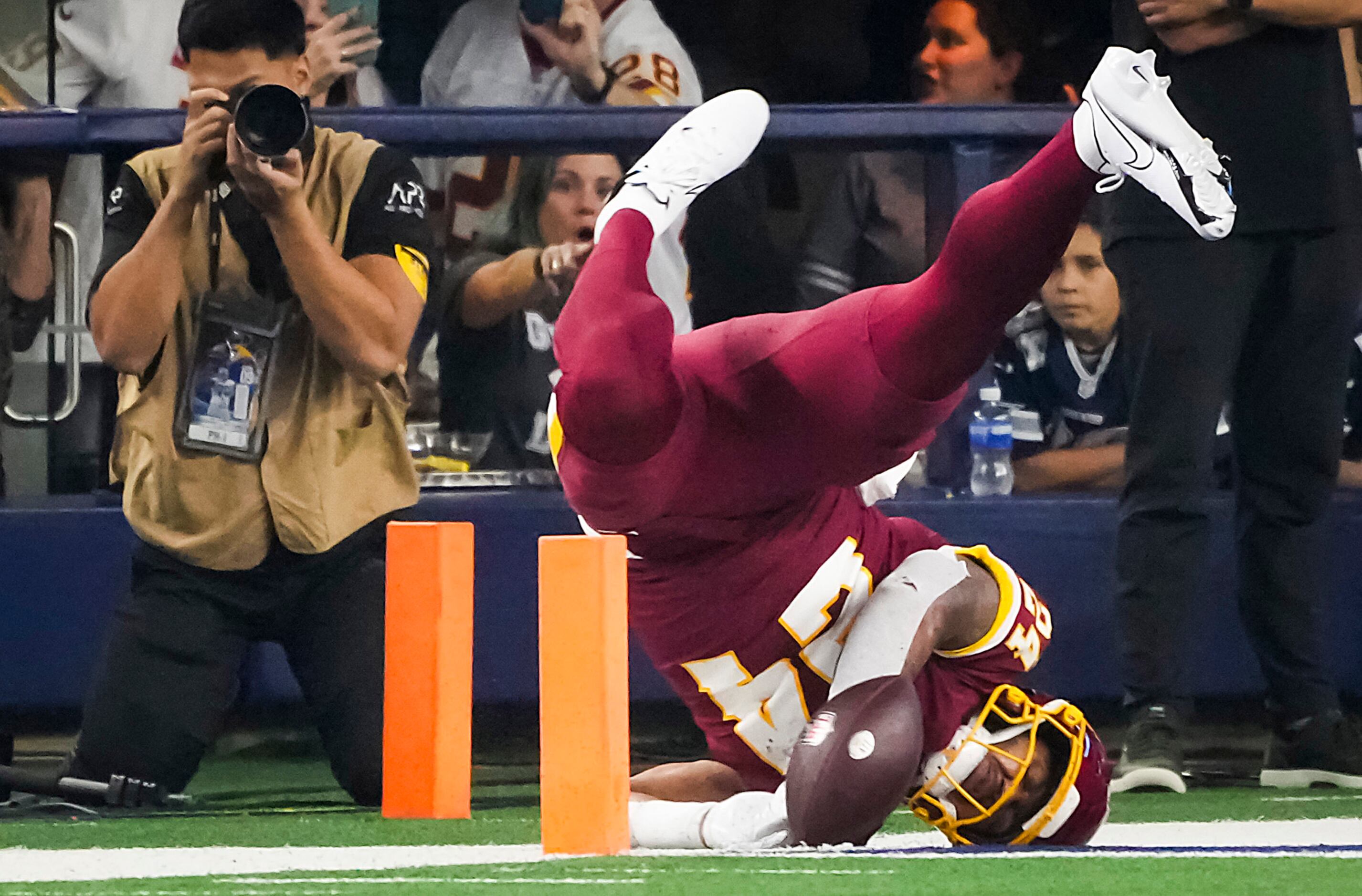 Photos: Tip toeing! Cowboys DE Demarcus Lawrence stays in bounds