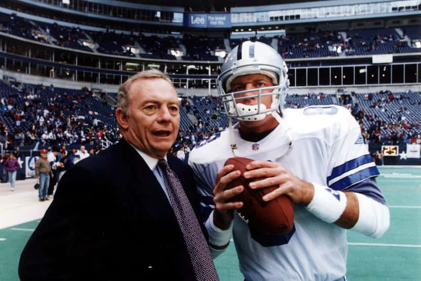 ORG XMIT: S0350407089_STAFF Dallas Cowboys owner Jerry Jones talks with quarterback Troy...