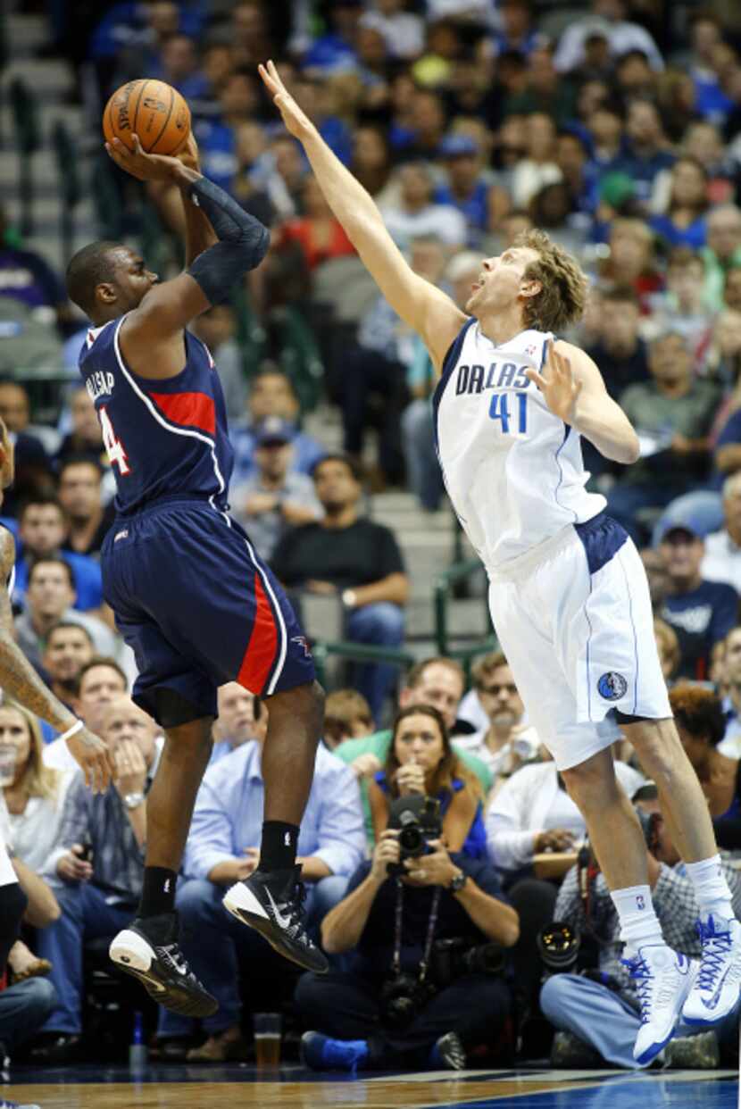 Dallas Mavericks small forward Shawn Marion (0) tries to swat the shot away from Miami Heat...