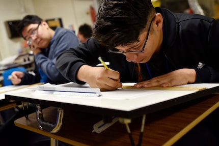 José Barriga, de la preparatoria Wilmer-Hutchins toma una clase sobre las bases de la...