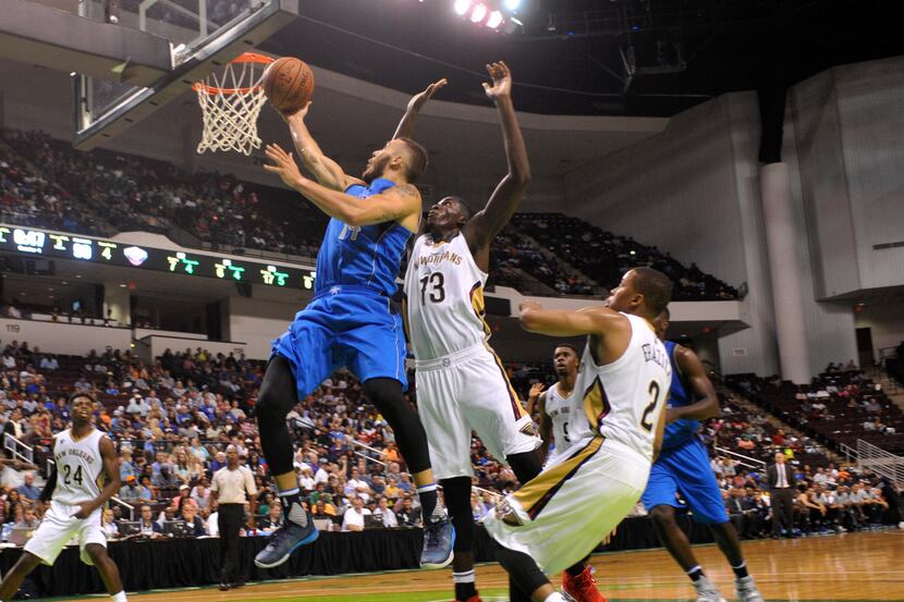 Dallas Mavericks guard Keith Hornsby (14) drives to the basket past New Orleans Pelicans...