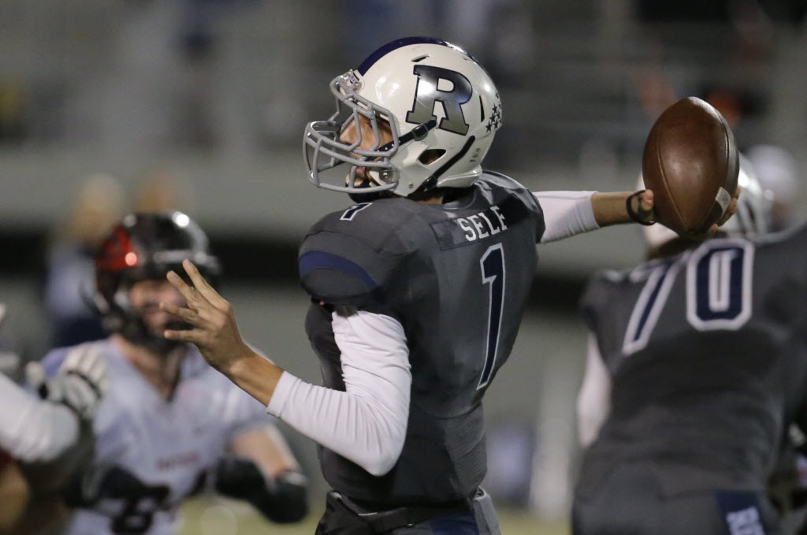 Richland's quarterback Tre Self (1) throws to a receiver during the first half of a high...