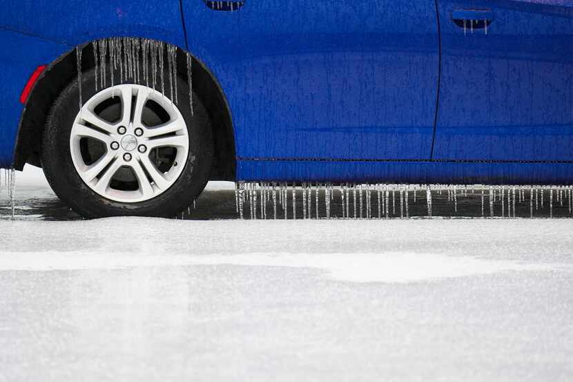 Hielo acumulado sobre un auto estacionado en la Terminal C de DFW Airport el 1 de febrero.