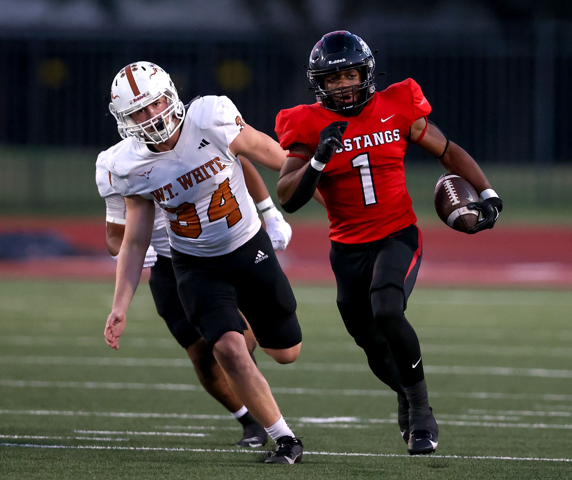 Creekview running back DeAndre Richardson (1) races down field past W.T. White linebacker...