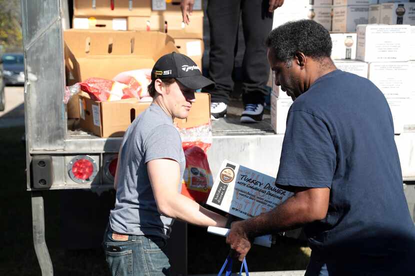 La Coalición de Veteranos del Centro Norte de Texas distribuyó pavosl y ooras comida entre...