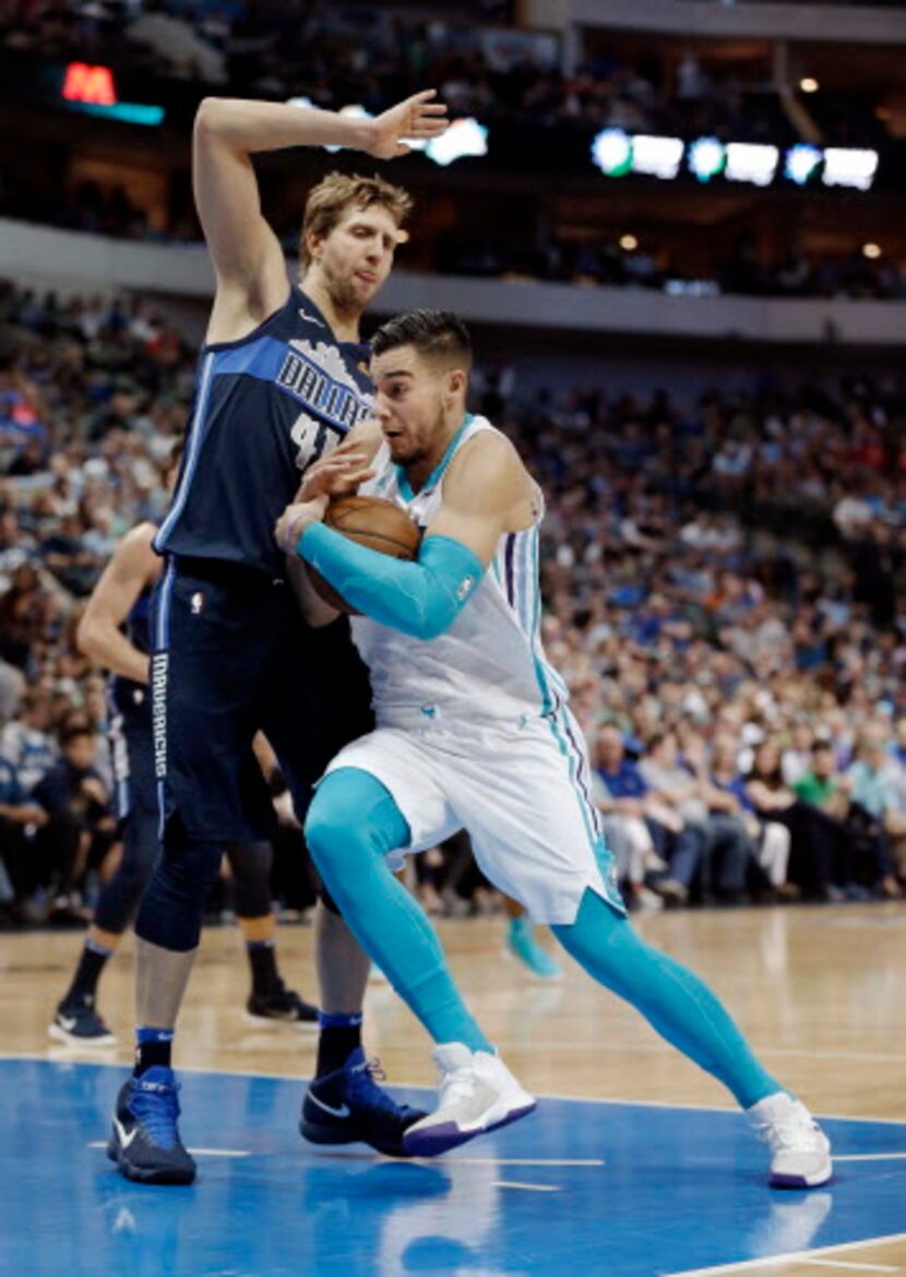 Dirk Nowitzki y los Mavs cayeron ante Charlotte el sábado en Dallas. Foto AP