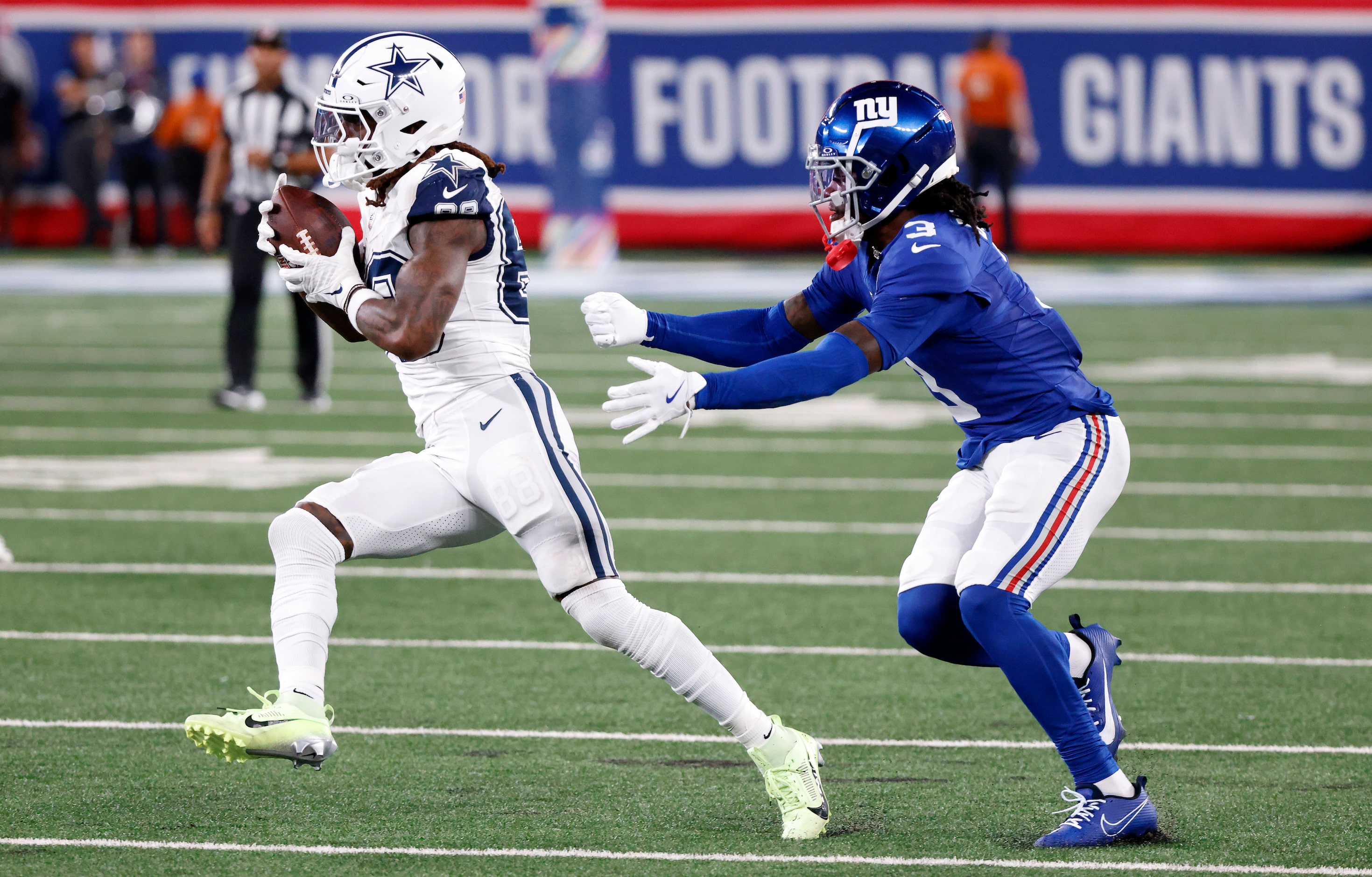 Dallas Cowboys wide receiver CeeDee Lamb (88) catches a pass in front of New York Giants...