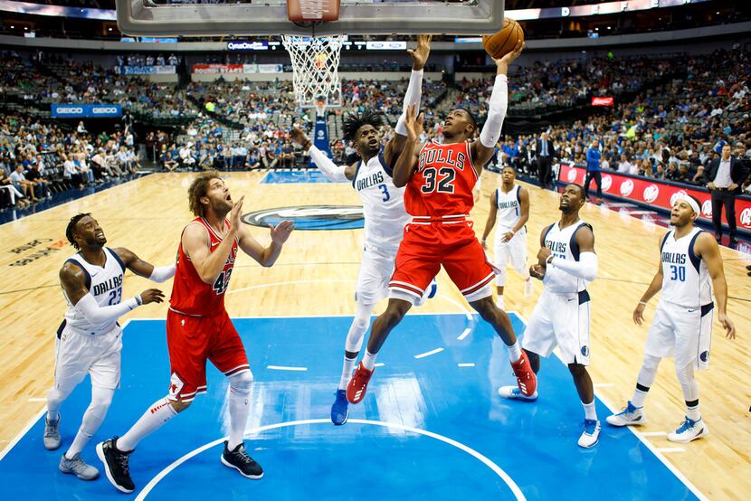 Dallas Mavericks forward Nerlens Noel (3) defends a shot by Chicago Bulls guard Kris Dunn...