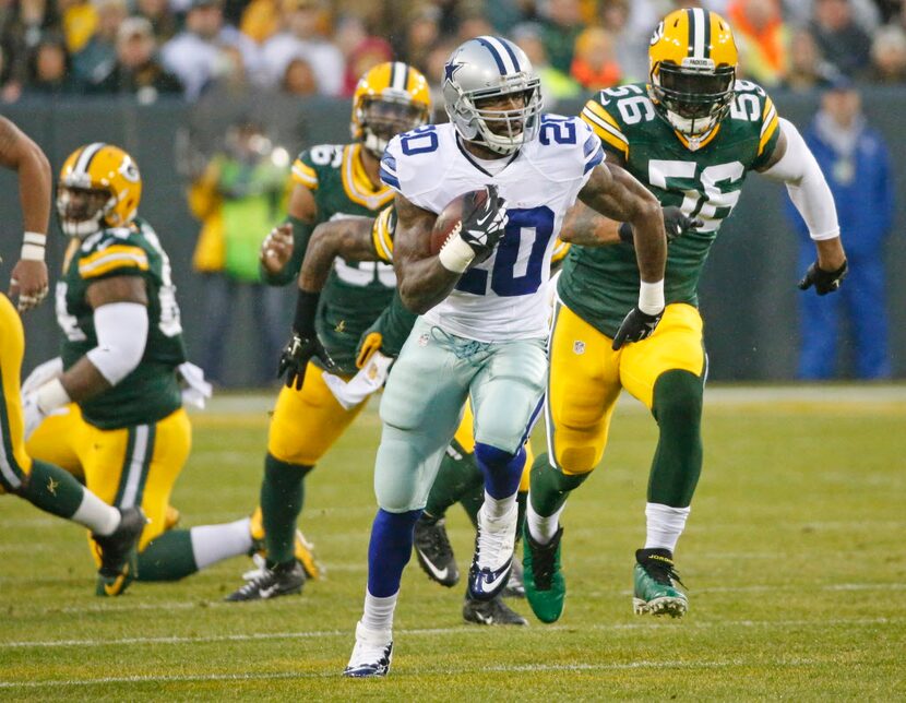 Dallas Cowboys running back Darren McFadden (20) breaks loose on a long first-quarter run...