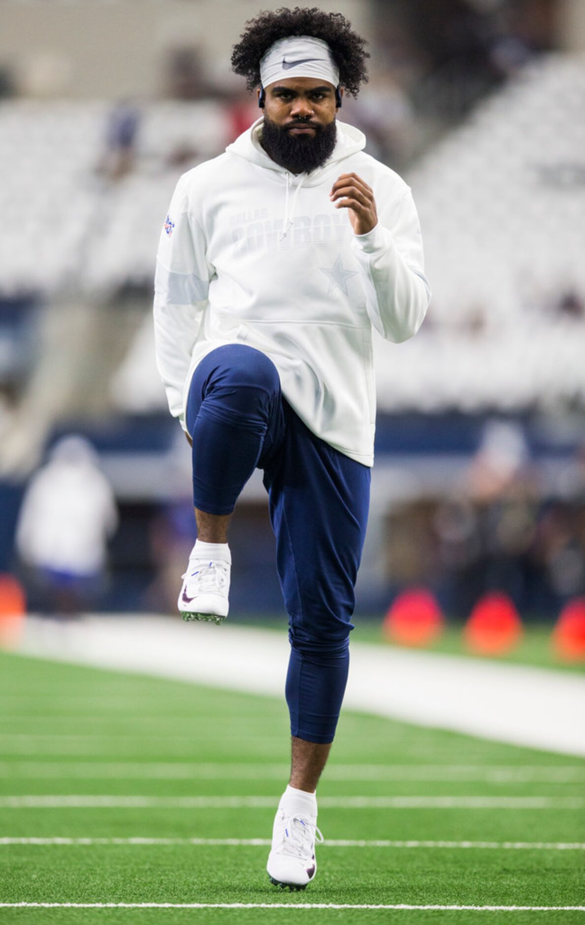 Dallas Cowboys running back Ezekiel Elliott (21) warms up before an NFL game between the New...