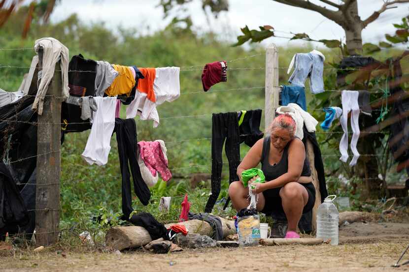Una migrante venezolana lava la ropa en Necocli, Colombia, en lugar donde paran migrantes...