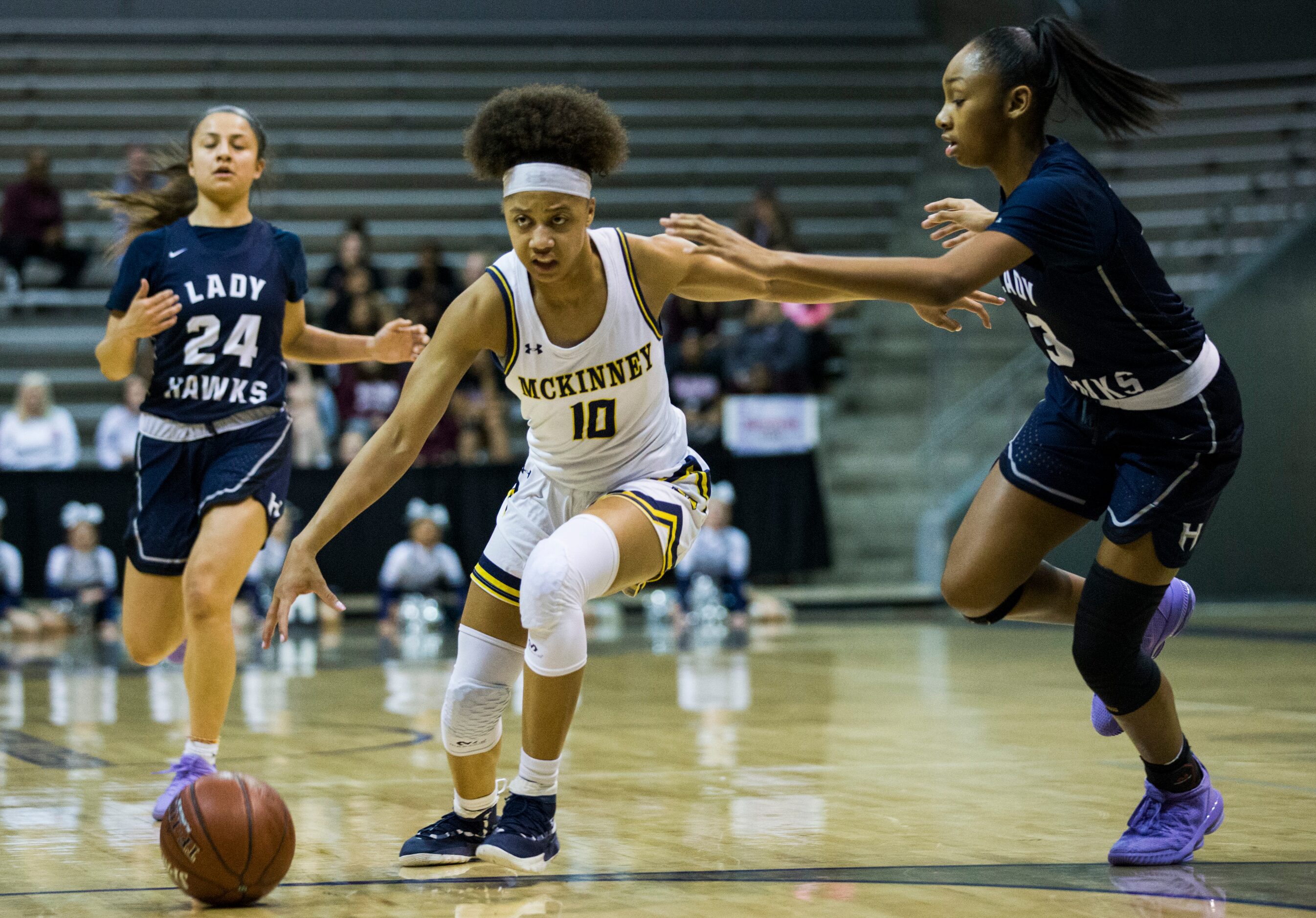 McKinney guard Erin Fry (10) fends off Pflugerville Hendrickson guard Maci Quiller (3)...