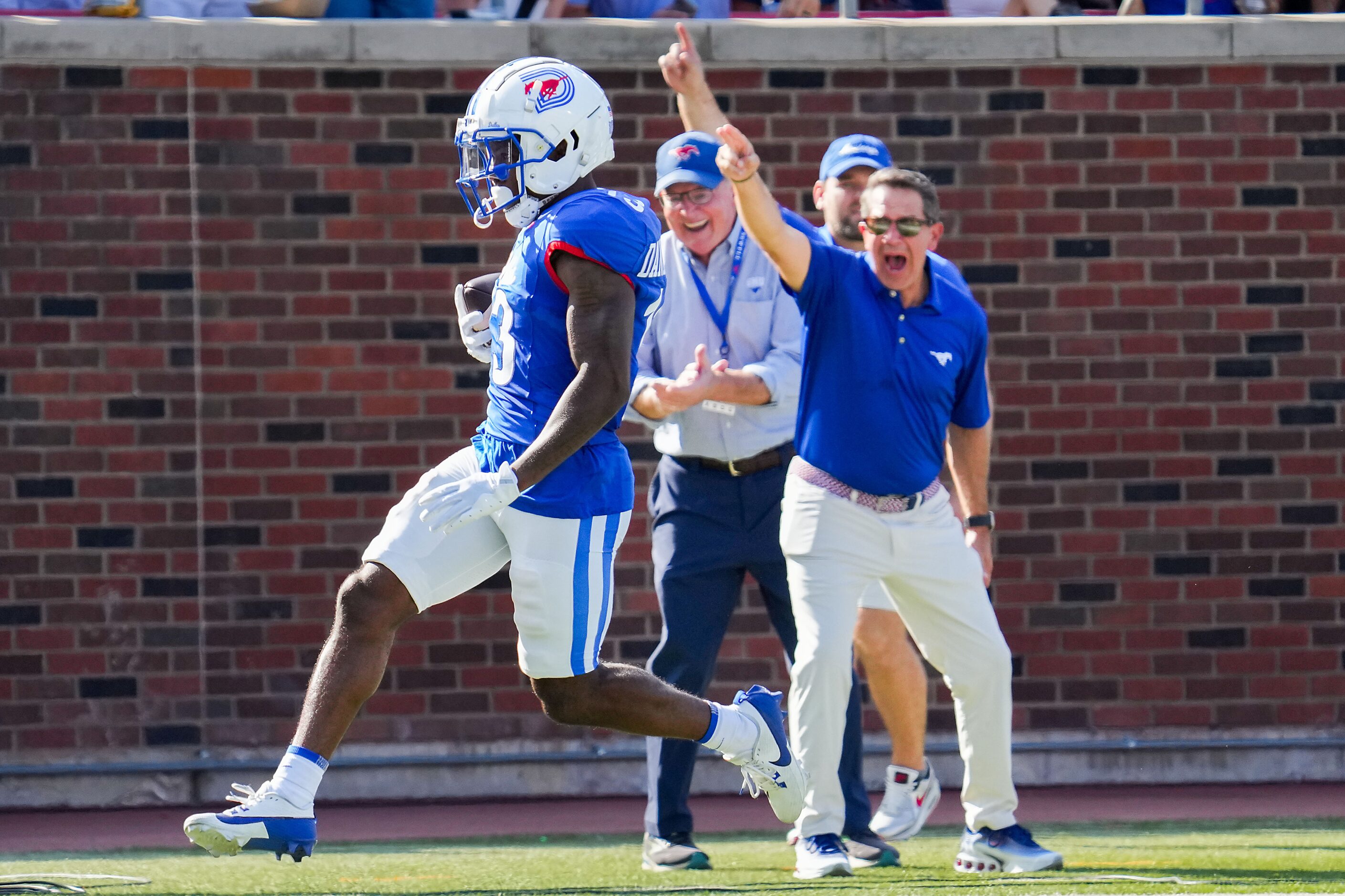 SMU wide receiver Roderick Daniels Jr. (13) returns a punt 28 yards for a touchdown during...