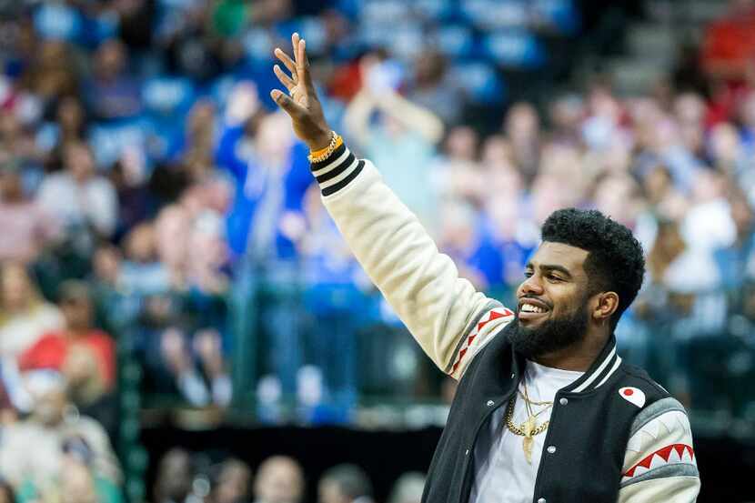 Dallas Cowboys running back Ezekiel Elliott waves to the crowd during the first half of an...