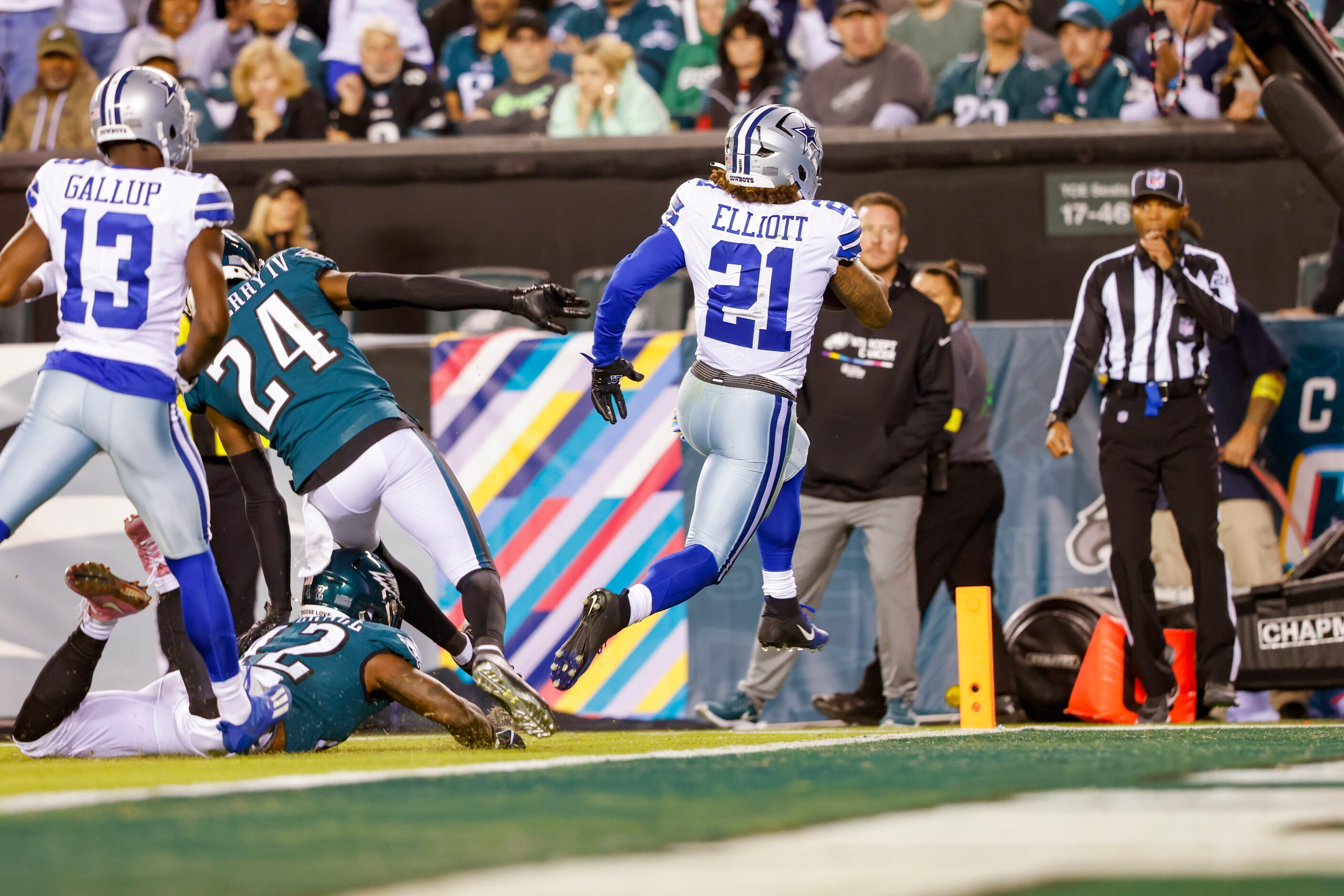 Dallas Cowboys running back Ezekiel Elliott (21) runs into the end zone during the third...