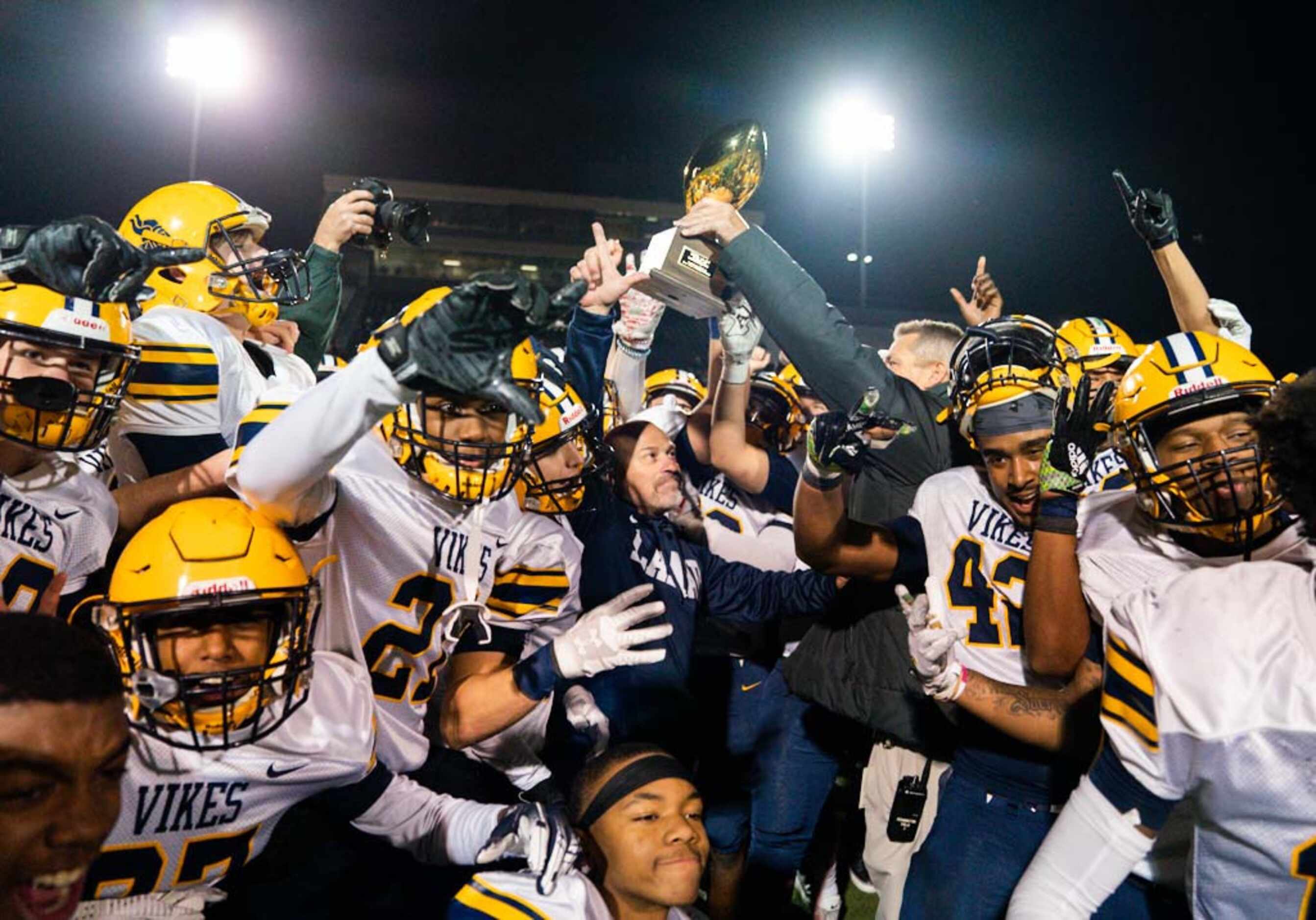 Arlington Lamar players and head coach Laban DeLay celebrate after winning a UIL Class 6A...