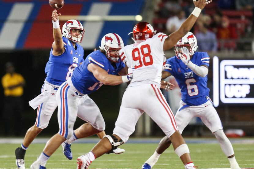 Southern Methodist Mustangs quarterback Ben Hicks (8) fires a pass over Houston Cougars...