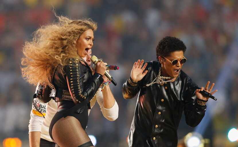 SANTA CLARA, CA - FEBRUARY 07:  Beyonce and Bruno Mars perform during the Pepsi Super Bowl...