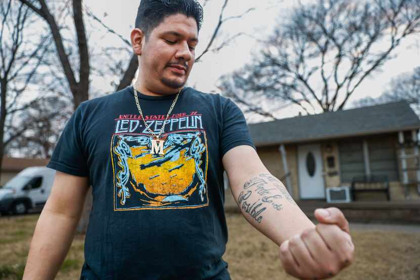 Leomar Antonio Chow, de 33 años, muestra el tatuaje que se hizo en su antebrazo izquierdo,...