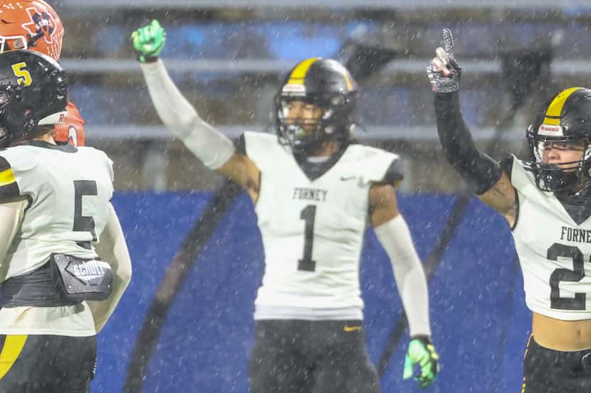 Forney defensive back Caiden Roberts (21) and Aaron Flowers (1) raise their arms in...