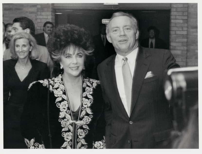Elizabeth Taylor and Jerry Jones, at Texas Stadium in 1989. 