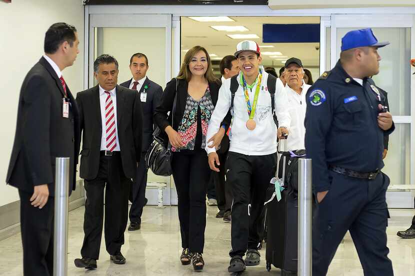Resguardado por elementos de Seguridad Pública de la Ciudad de México, el boxeador mexicano...