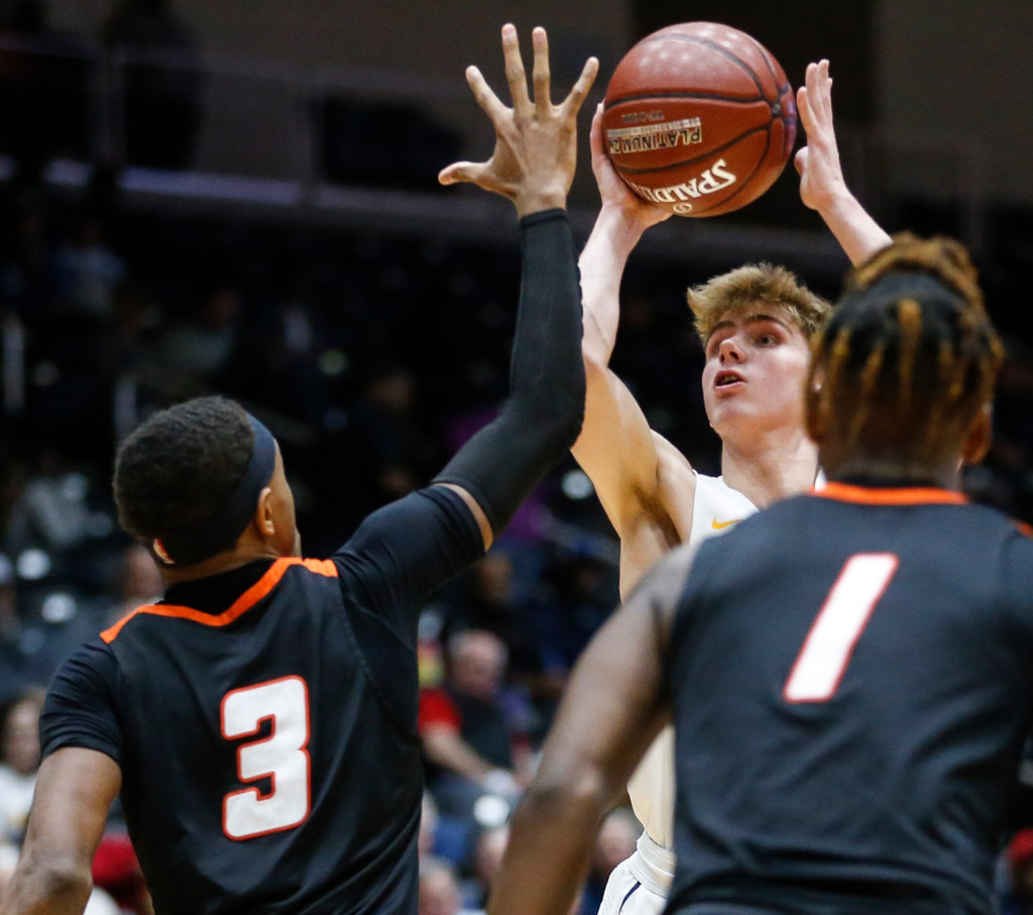 Highland Park's Jack Pease (4) puts up a shot over Lancaster's Markeis Sykes (3) and Mike...