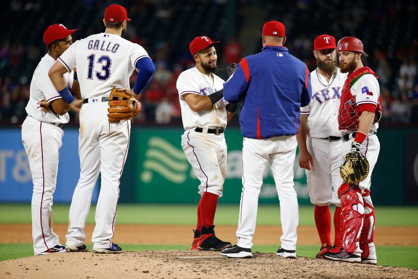 Texas Rangers manager Jeff Banister (28) approaches the mound and talks to Texas Rangers...