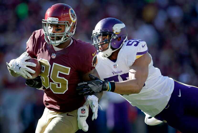 Washington Redskins' Vernon Davis (85) breaks away from Minnesota Vikings' Anthony Barr to...
