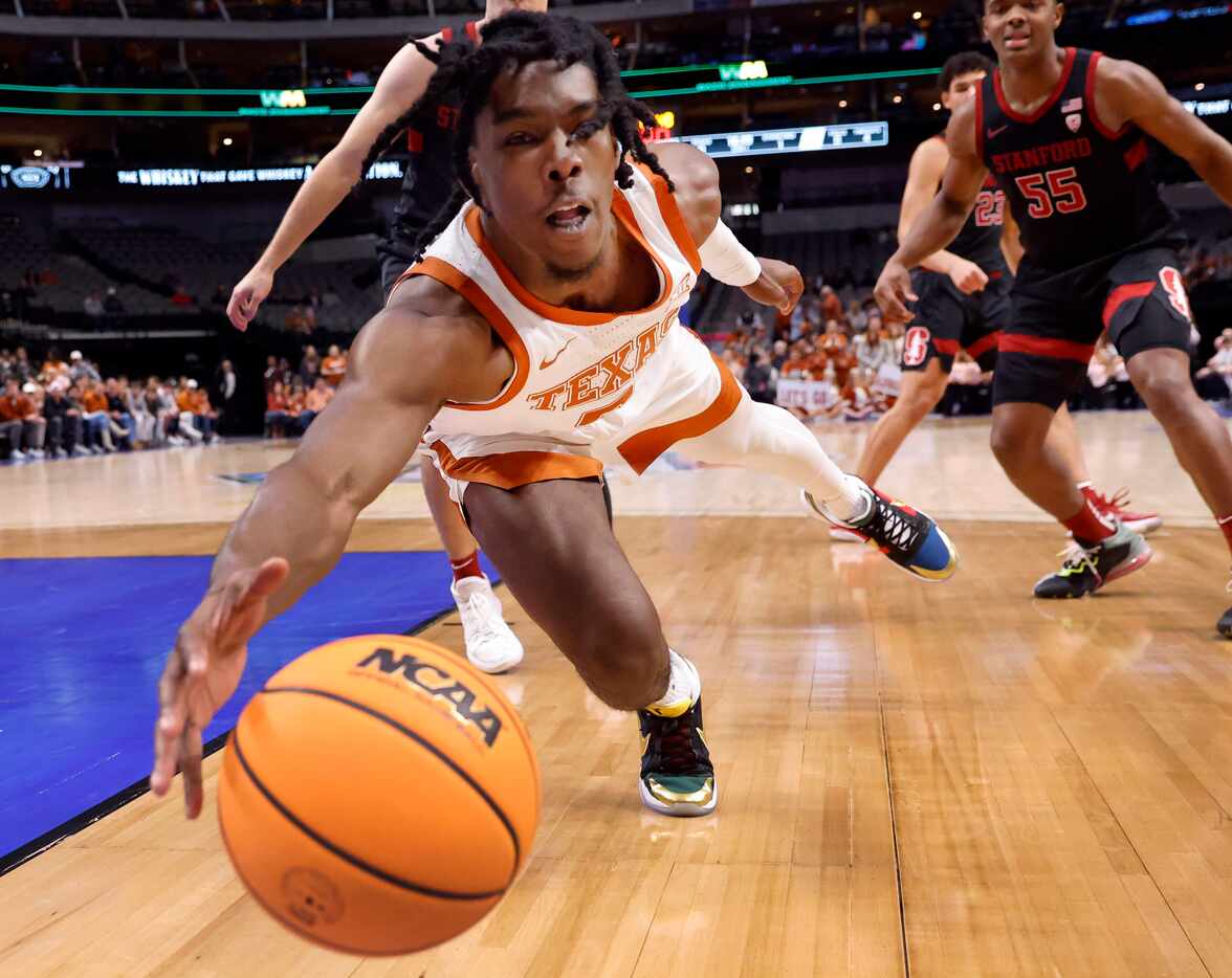 Texas Longhorns guard Marcus Carr (5) dives for a ball before it goes out of bounds against...