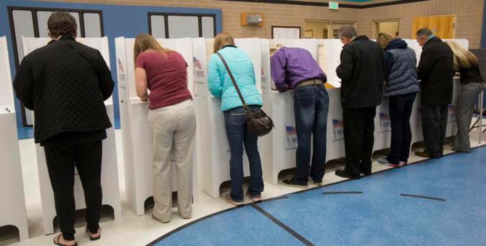 Decenas de votantes depositan sus sufragios en una escuela en Meridian, Idaho. (AP/Katherine...