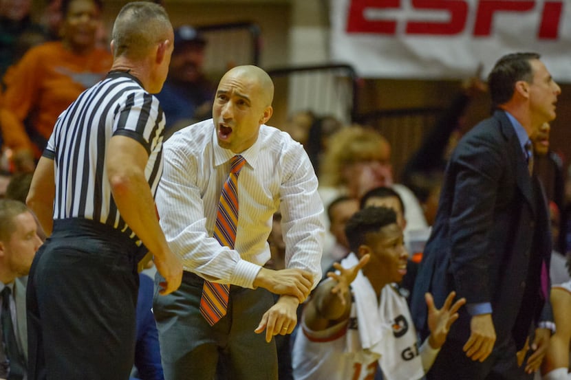 Texas Longhorns head coach Shaka Smart reacts to a referee during the first half of an NCAA...