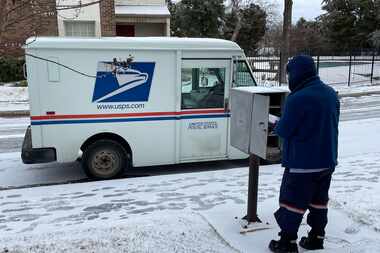 Johnny Casper, de 51 años, tuvo que manejar con mucho cuidado para repartir el correo en el...