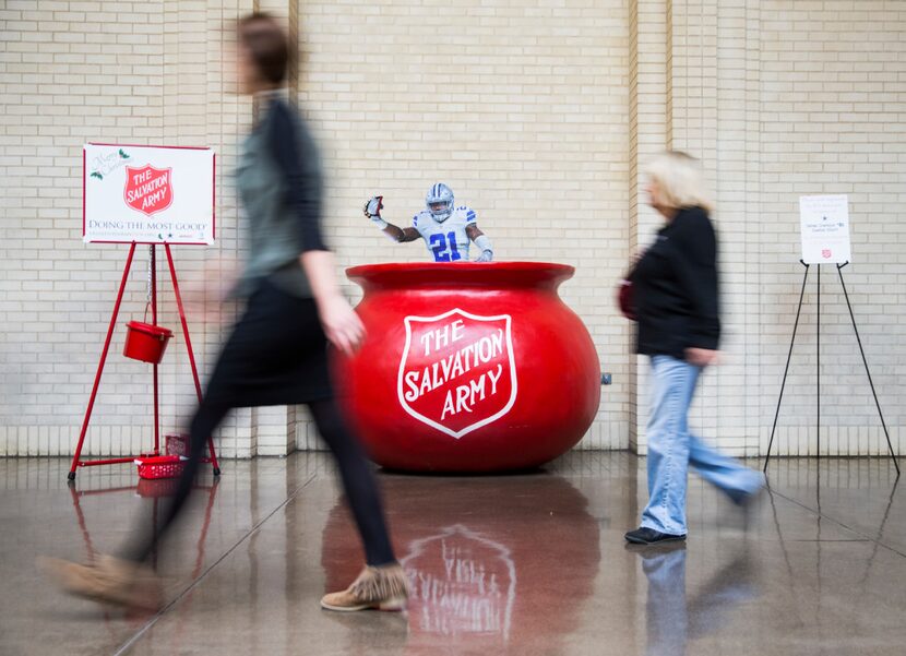 A tiny cut out version of Ezekiel Elliott mimics a "bell ringer" inside the Salvation Army...