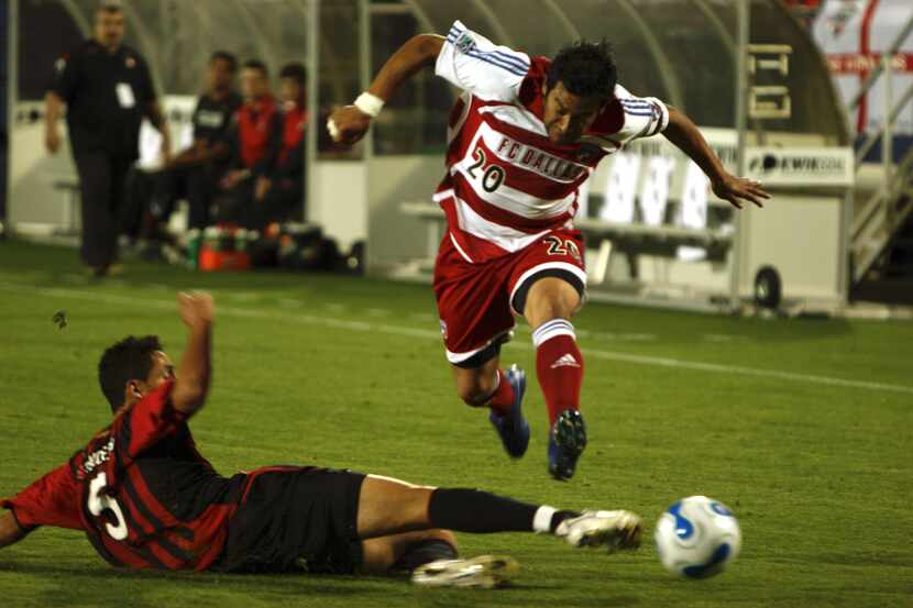 Ruiz takes on Clube Atlético Paranaense of Brazil in 2007.