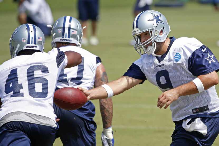 Dallas Cowboys quarterback Tony Romo (9) hands the ball to running back Alfred Morris (46)...