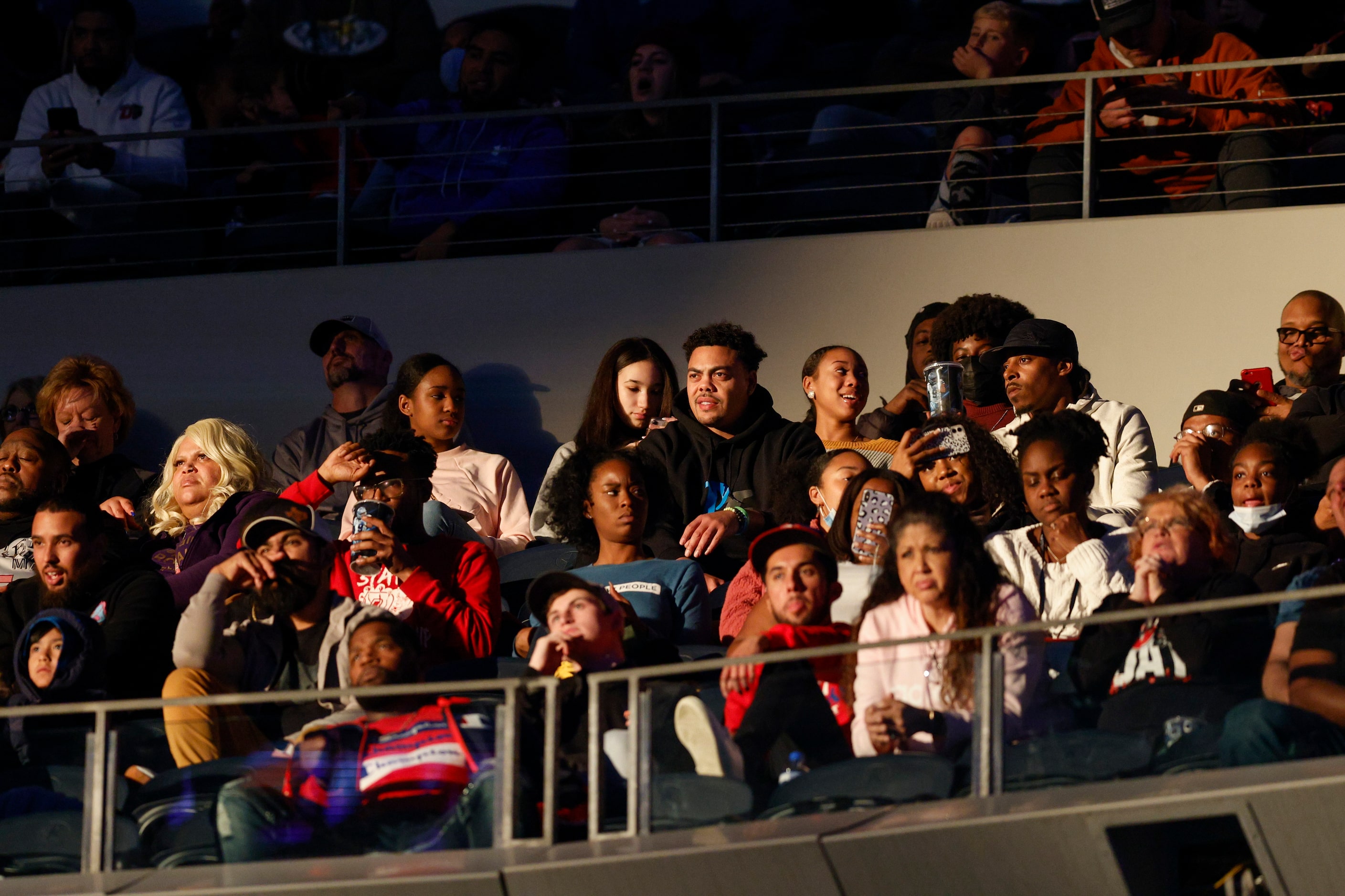 Duncanville sit in the sun during the second half of the Class 6A Division I state...