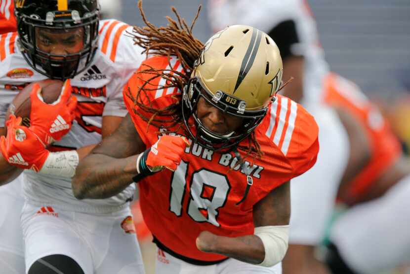 South Squad outside linebacker Shaquem Griffin of Central Florida (18) runs drills during...