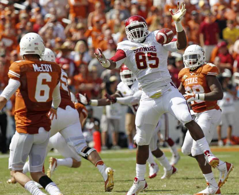 Oklahoma Sooners defensive end Geneo Grissom (85) grabs an interception from Texas Longhorns...