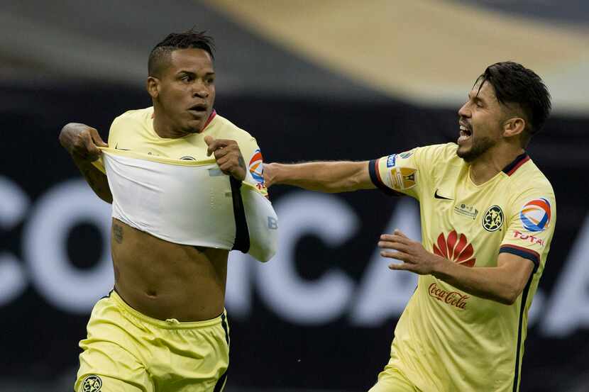 Michael Arroyo  (izq.) de América celebra luego de anotar un gol ante Tigres de Monterrey,...