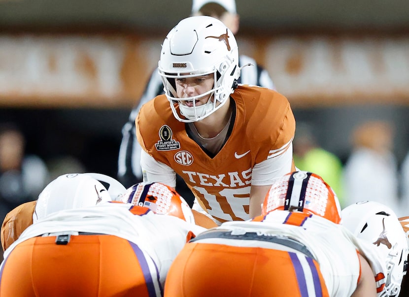 Texas Longhorns quarterback Arch Manning (16) comes in for a single play during the fourth...